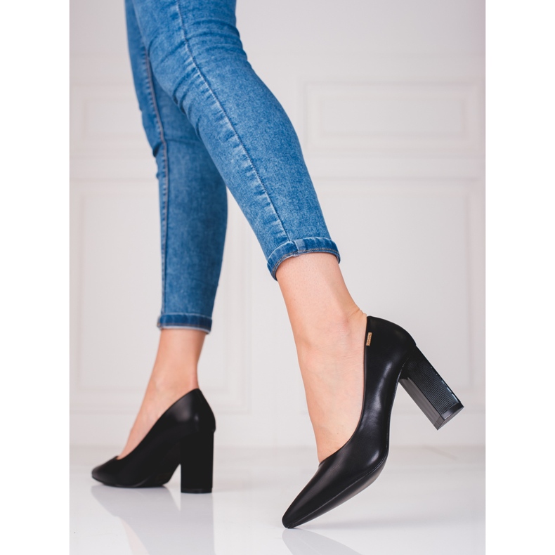 Décolleté da donna sul post nero di Shelovet 1