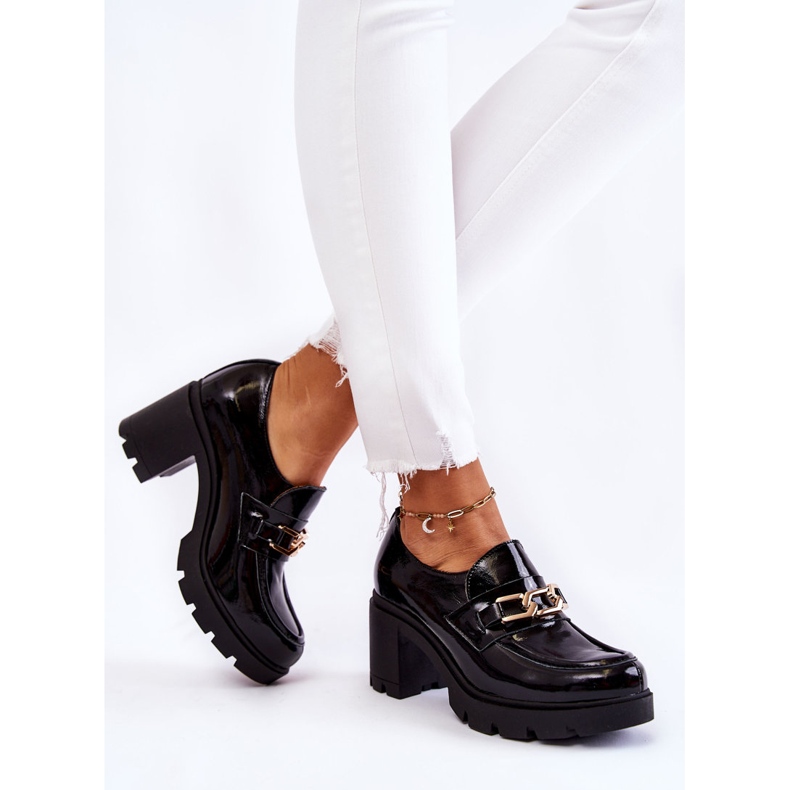 PL5 Scarpe nere laccate su un pilastro con un ornamento d'oro Mikeyla nero 2