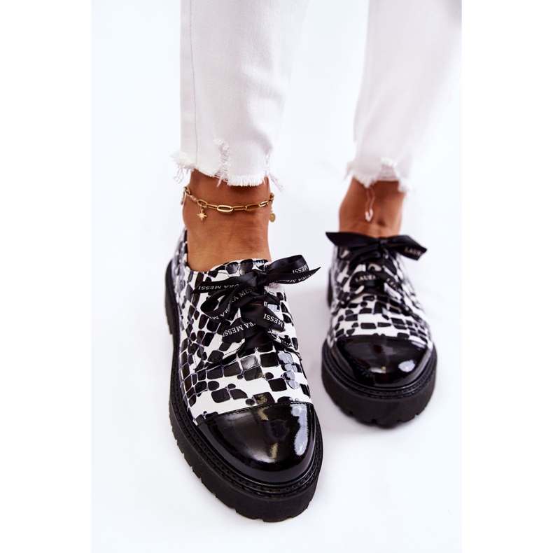 Scarpe stringate laccate Laura Messi 2441 Black and White bianca nero 1