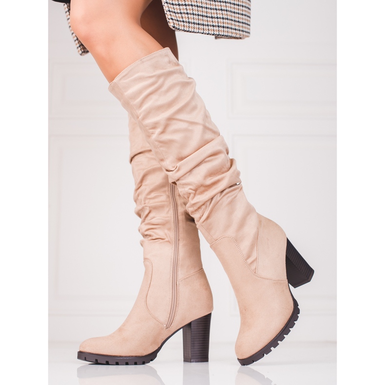 Stivali da donna in suede su un palo con tomaia Vinceza a balze beige 1