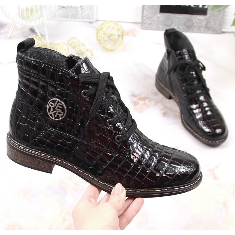 Stivali da donna in pelle laccata con coccodrillo nero isolato Rieker 71205-00 1