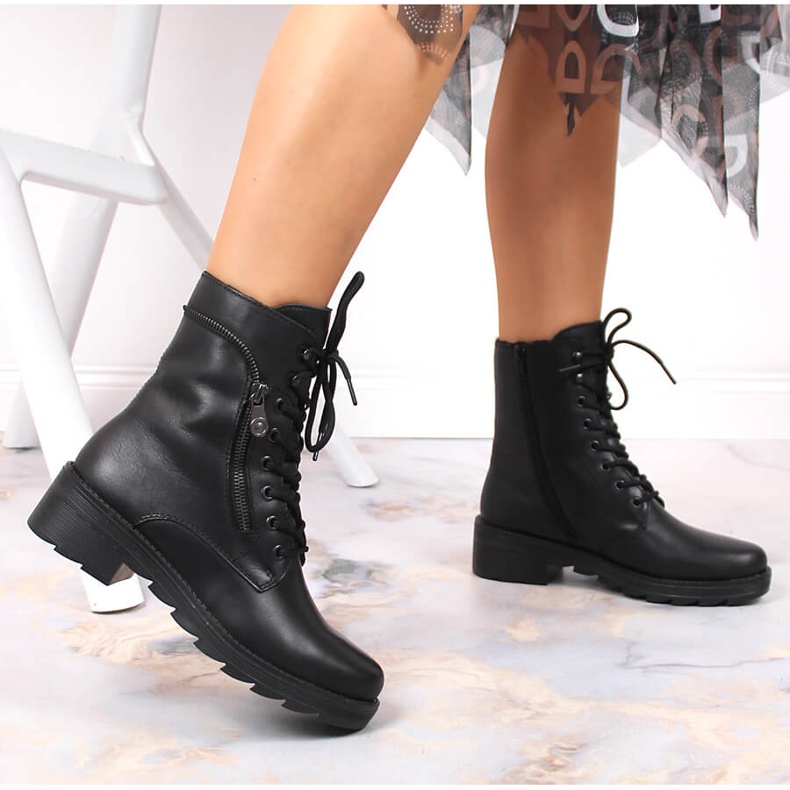 Comodi stivali da donna in pelle neri isolati Rieker X0500-00 nero 2