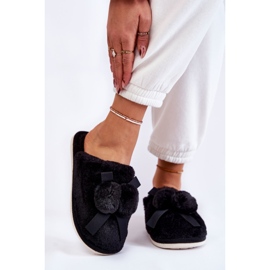 Pantofole da donna in pelliccia Castello nera con pompon nero 1