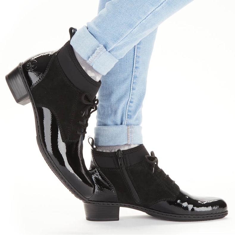 Stivali da donna isolati neri in pelle laccata Rieker Y0740-00 nero 2