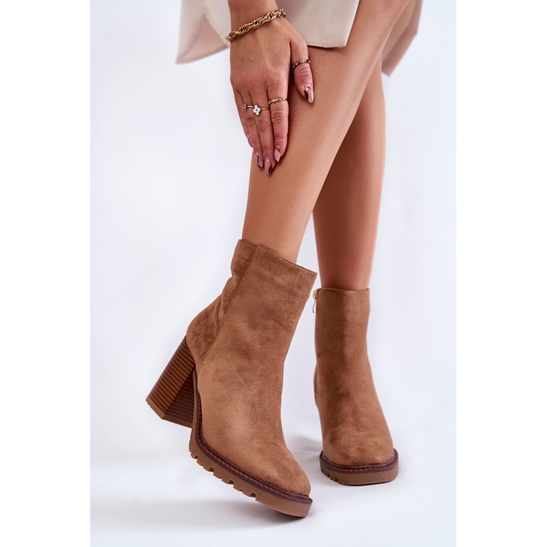 Stivali in pelle scamosciata da donna su un tacco con una cerniera Camel Odette beige 1