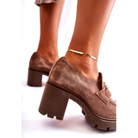 PL5 Scarpe eleganti Harmell beige scuro su un pilastro con un ornamento dorato 3
