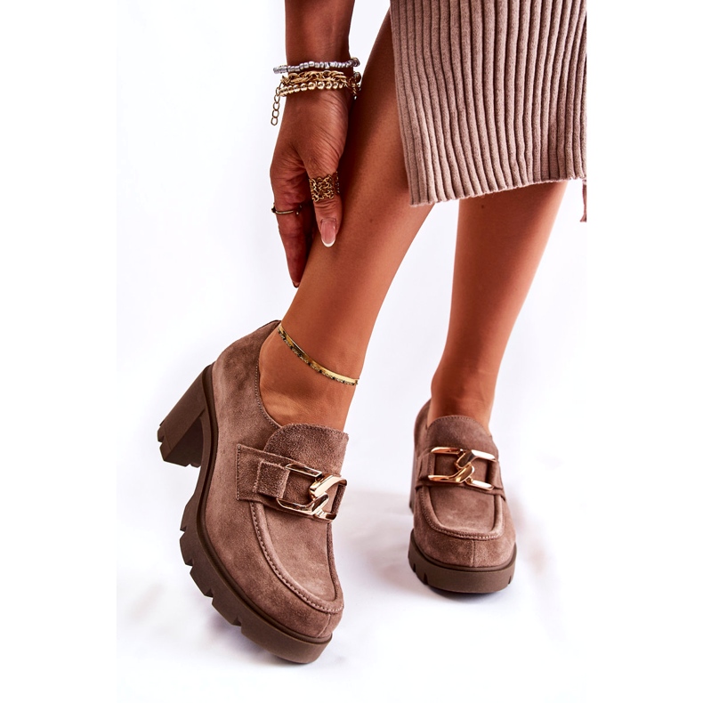 PL5 Scarpe eleganti Harmell beige scuro su un pilastro con un ornamento dorato 4
