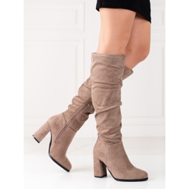 Stivali tacco alto Shelovet da donna realizzati in camoscio ecologico beige 1