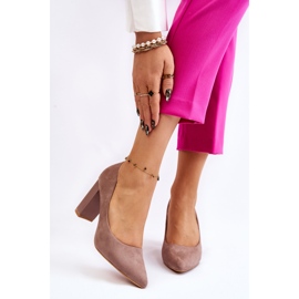 Décolleté in pelle scamosciata su tacchi Estellia beige alla moda 1