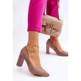 Décolleté in pelle scamosciata su tacchi Estellia beige alla moda 2