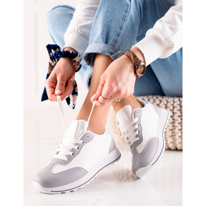 TRENDI Classiche scarpe sportive realizzate in ecopelle bianco grigio 1