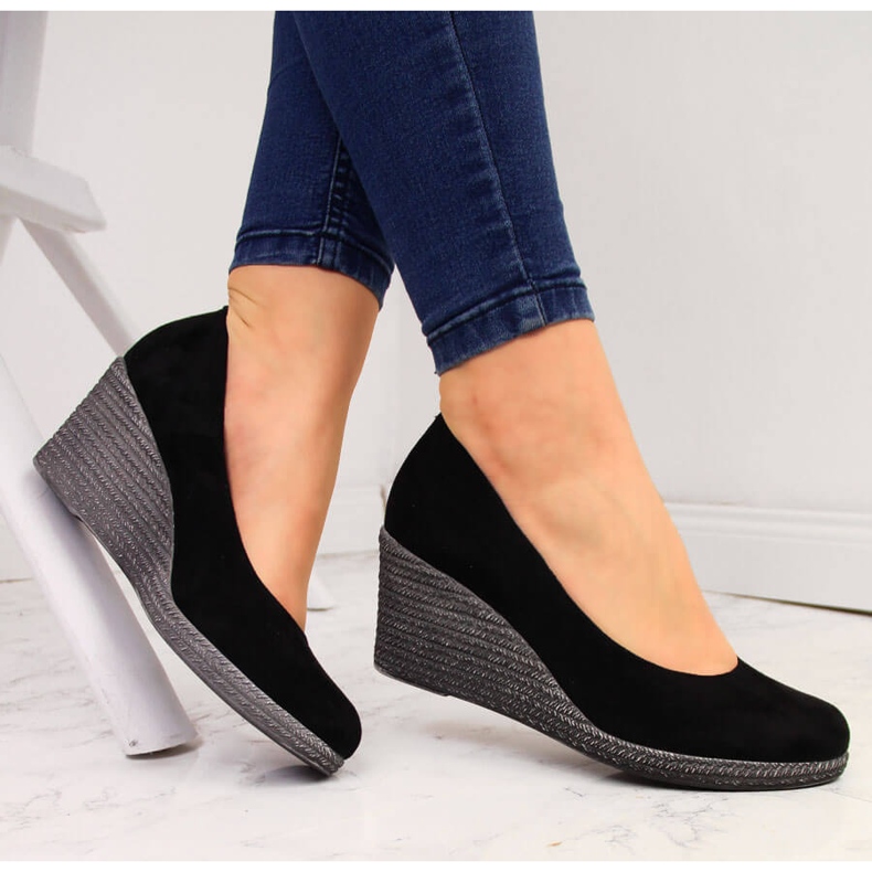 Décolleté con zeppa in camoscio nero di Vinceza 1