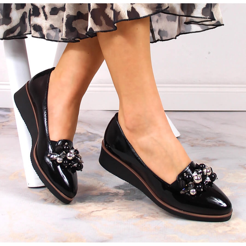 Scarpe con zeppa laccate nere con perline Potocki SZ12031 nero 1