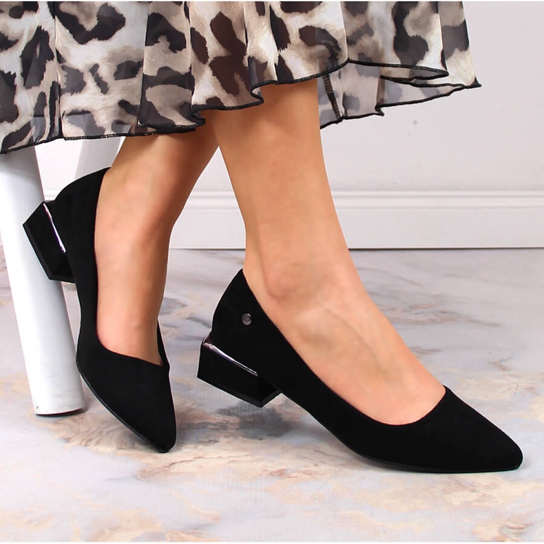 Décolleté in camoscio a punta nera da donna Vinceza 20198 nero 1