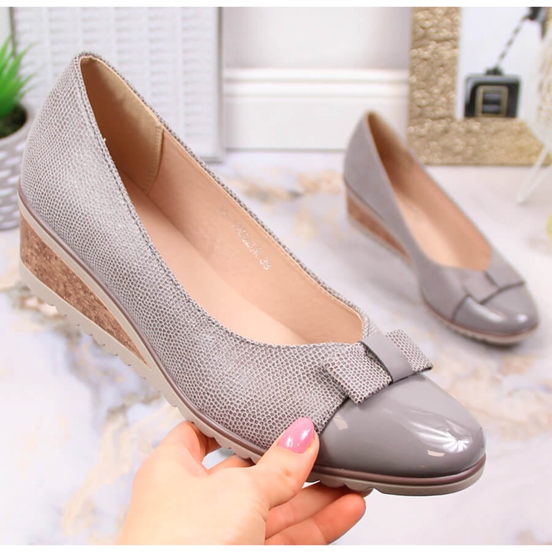 Décolleté con zeppa da donna con fiocco grigio Potocki SZ12062 1