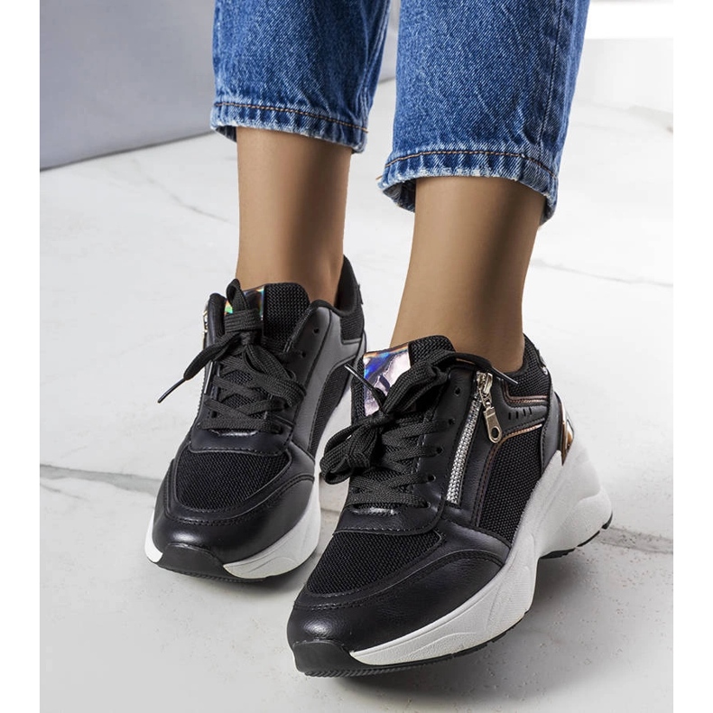 Sneaker con zeppa di colore nero di Stacey 1