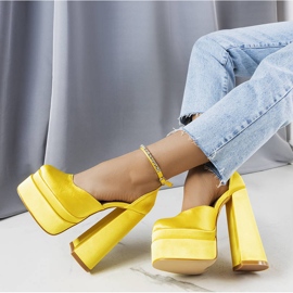 Décolleté con tacco alto giallo di Elvira 1