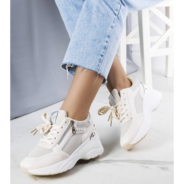 Sneaker beige con zeppa di Stacey 1