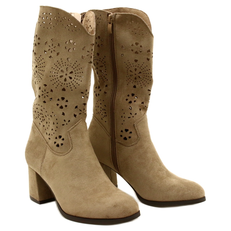 M.Daszyński Stivali beige in pelle scamosciata da donna aperta 3