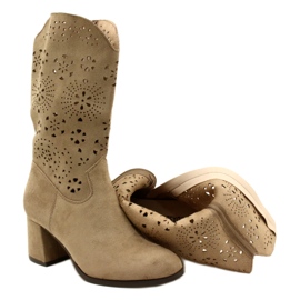 M.Daszyński Stivali beige in pelle scamosciata da donna aperta 5