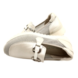 Mocassini in pelle da donna Caprice con decorazione 9-24502-20 132 Pearl Combina bianco 6