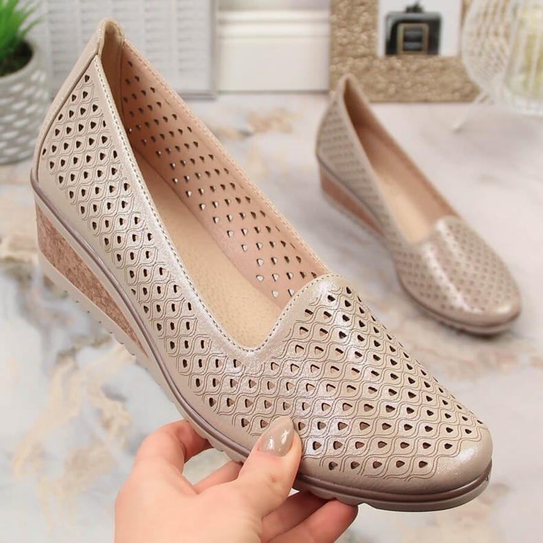 Scarpe con zeppa traforate beige scintillanti da donna Potocki SZ12018 2