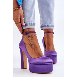 Pompe alla moda su un pilastro alto viola 1
