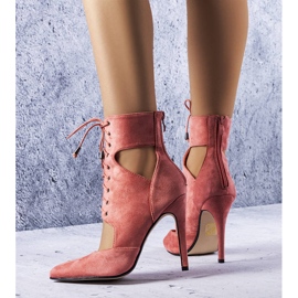 PA1 Stivaletti con punta ritagliata rosa di Virginie 1