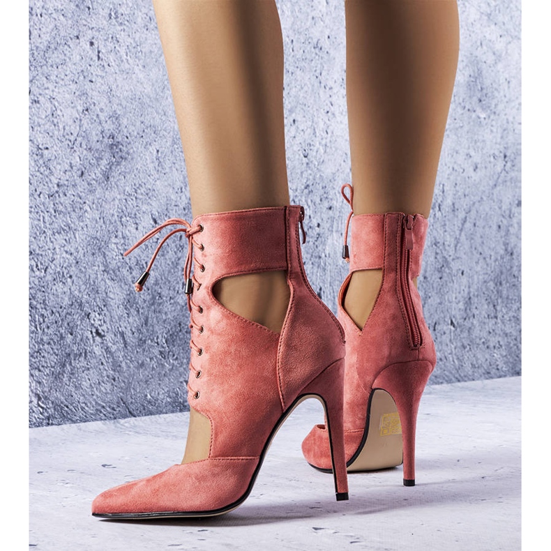 PA1 Stivaletti con punta ritagliata rosa di Virginie 1