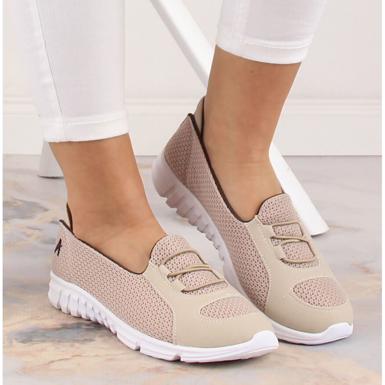 Comode scarpe sportive slip-on beige di Artiker 50C1167 1