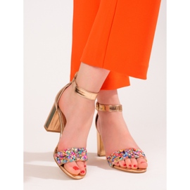 Eleganti sandali con perline dorate di Shelovet d'oro 2