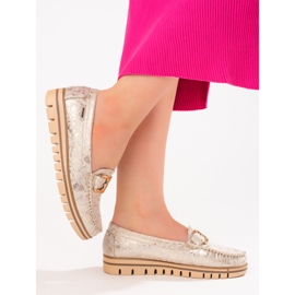 Mocassini da donna beige sulla piattaforma Shelovet d'oro 1