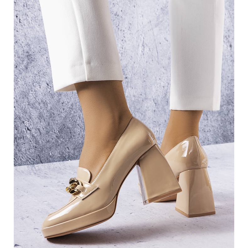 Décolleté in vernice beige di Vinceza 1