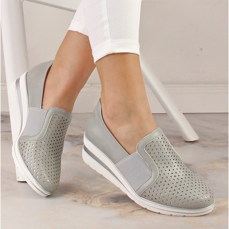 Scarpe con zeppa traforate da donna grigie Jezzi MR1738-17 grigio 1
