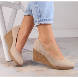 Décolleté con zeppa da donna in camoscio beige Potocki SZ12024 1