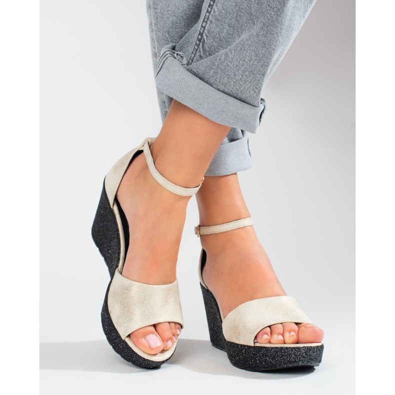 Sandalo da donna con zeppa alta beige Shelovet 1