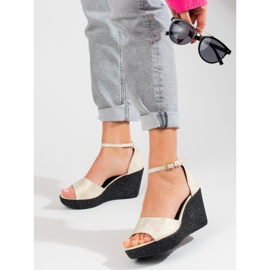 Sandalo da donna con zeppa alta beige Shelovet 2
