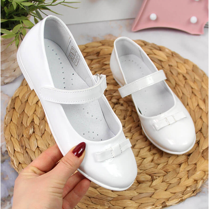 Ballerine comunione bambina con velcro bianche Kornecki 6493 bianco 1