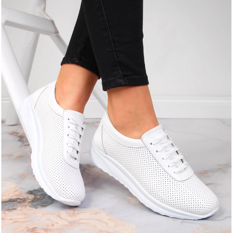 Scarpe da donna in pelle bianca traforata T.Sokolski W22-382 1