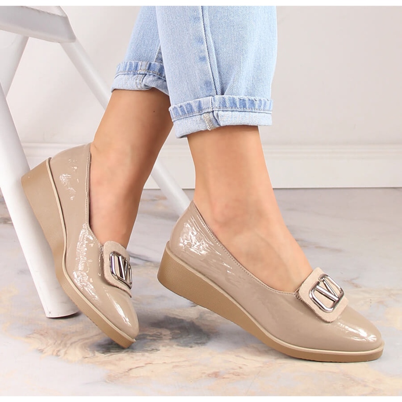 Scarpe da donna in vernice su zeppa beige Jezzi RMR2265-3 1