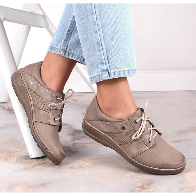 Comode scarpe stringate in pelle da donna beige Helios 399 1
