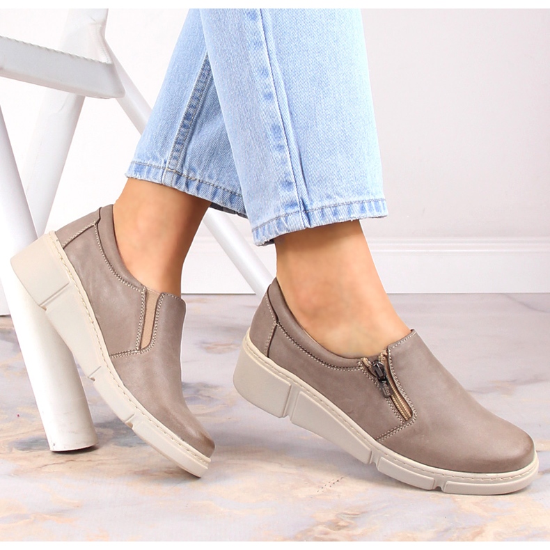 Scarpe con zeppa in pelle comode da donna beige Helios 404-02 1