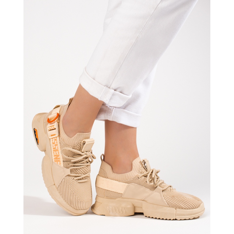 Sneakers traforate beige da donna di Shelovet 1