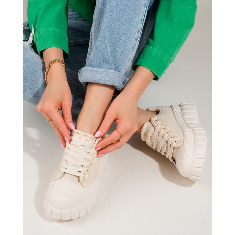 Sneakers crema da donna su una piattaforma alta Shelovet beige 1