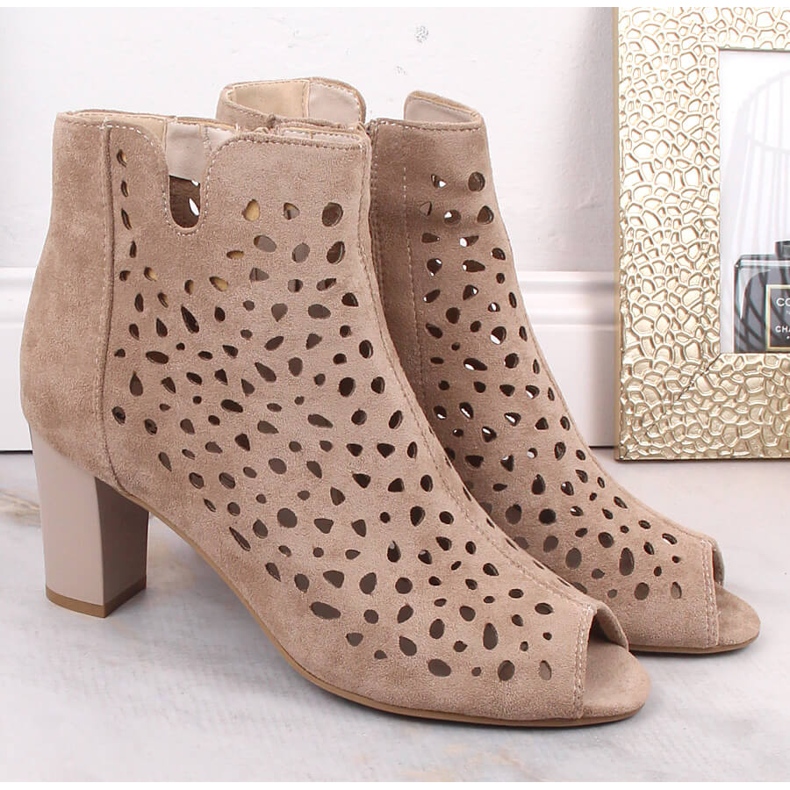 Stivali traforati beige primaverili da donna sul palo Jezzi 2