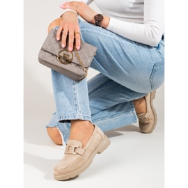 Mocassini da donna in camoscio beige con catena Shelovet 1