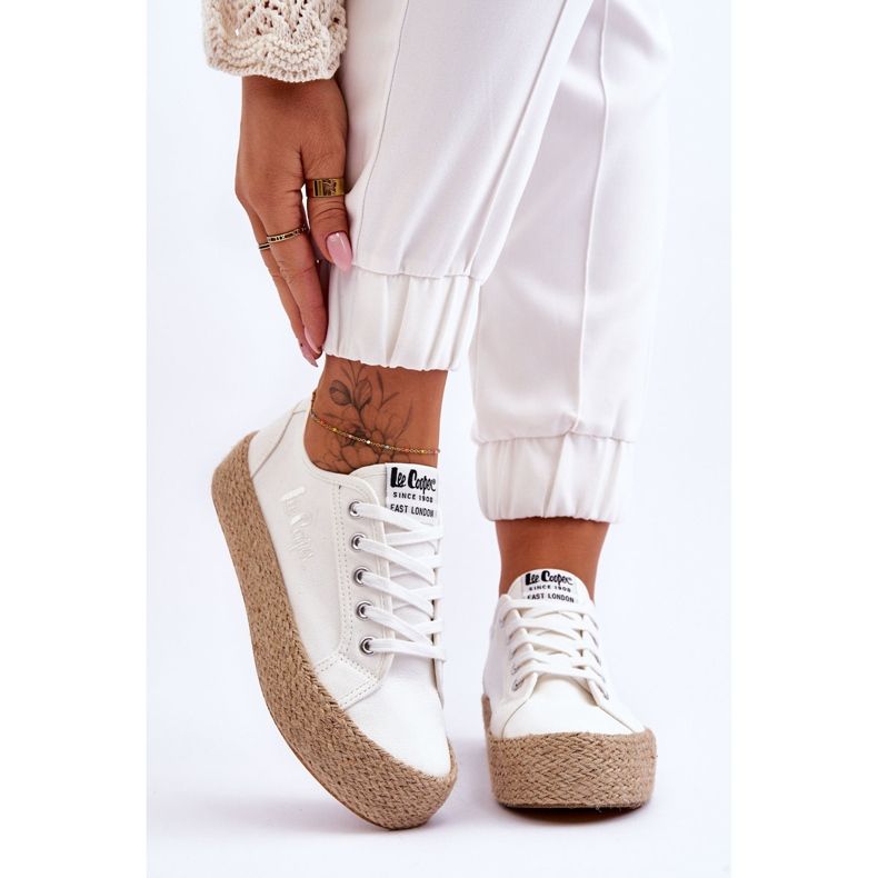 Sneakers intrecciate alla moda Lee Cooper LCW-23-31-1796L Bianche bianca 1