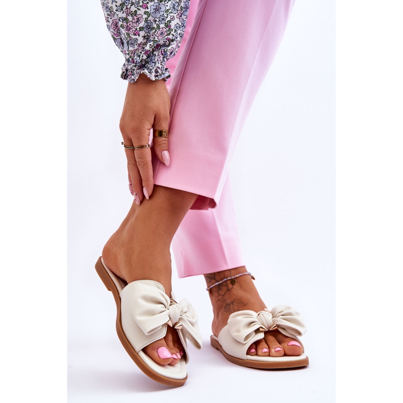 Pantofole bianche da donna con un arco bianco 2