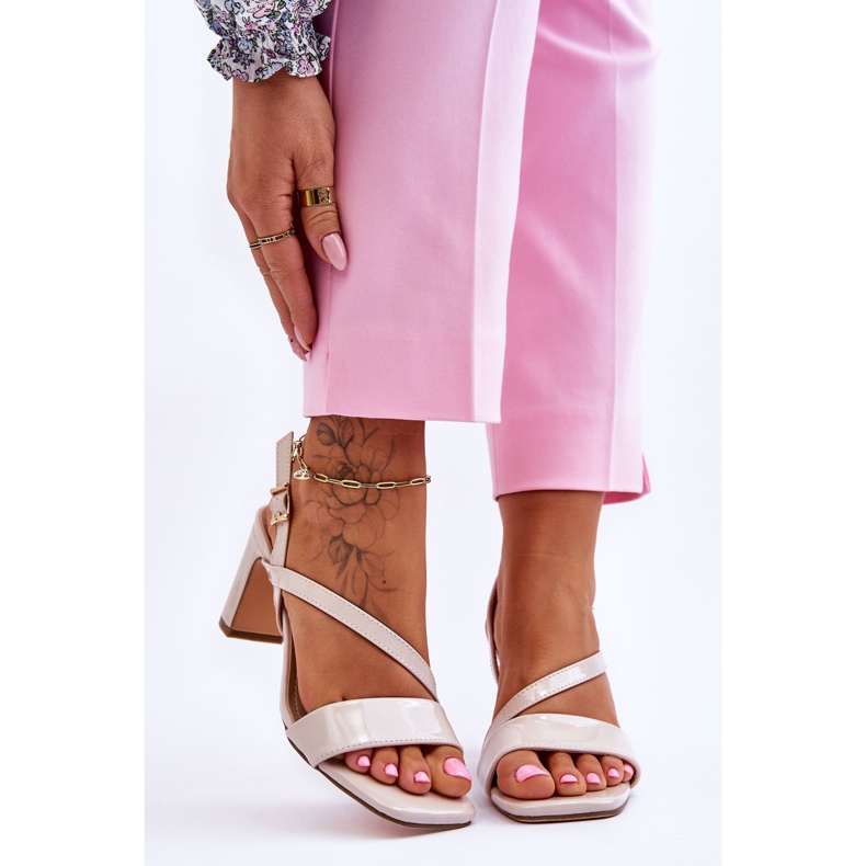 Sandali Donna Laccati Sul Tacco Beige Carrie 1