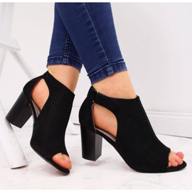 Sandali da donna con velcro neri Sabatina 7802 nero 1